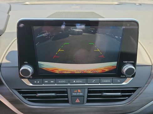 Used 2025 Nissan Altima 2.5 SV FWD image 15