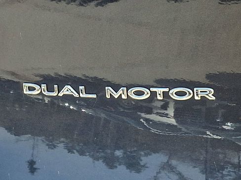 Used 2022 Tesla Model Y Long Range image 33