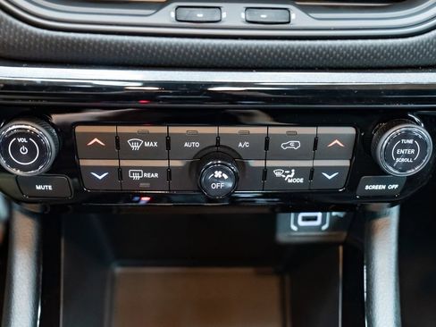 New 2026 Jeep Compass Latitude image 17