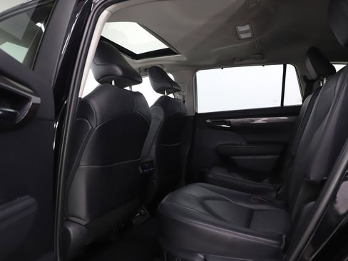 Used 2020 Toyota Highlander Limited image 19