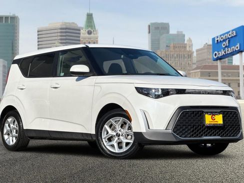 Used 2023 Kia Soul LX w/ LX Technology Package image 2