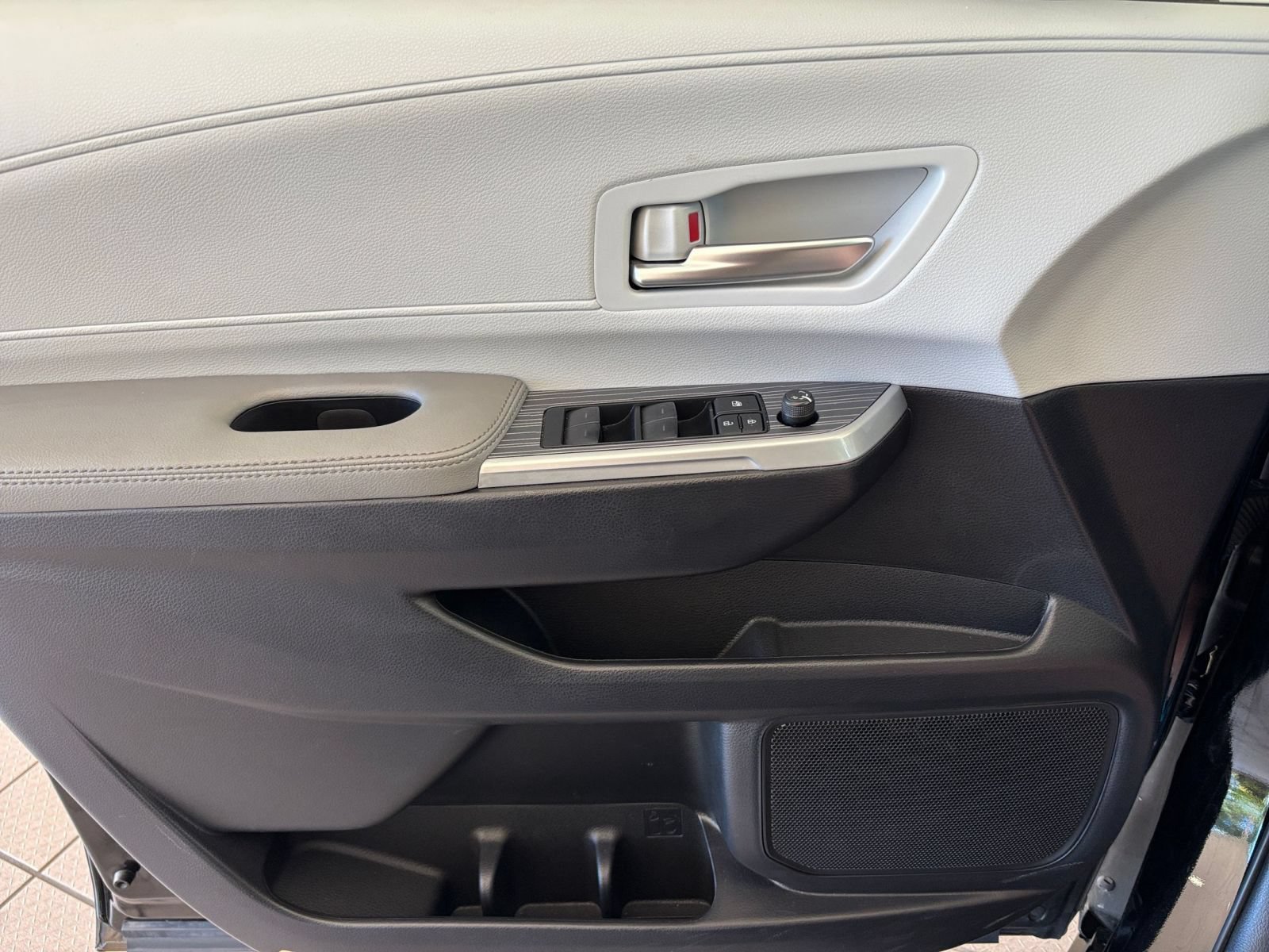 Used 2025 Toyota Sienna XLE FWD image 18