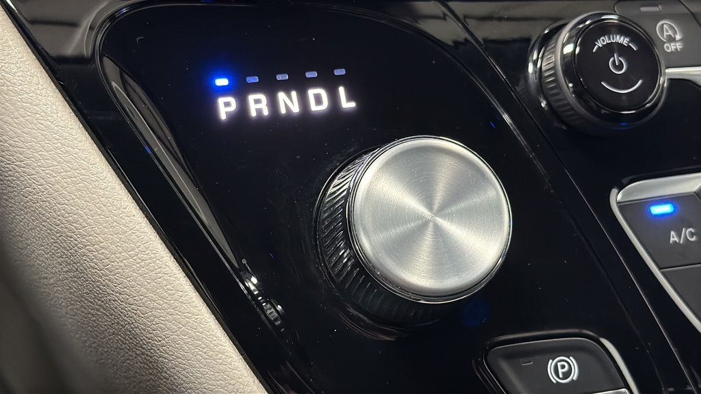 Used 2024 Chrysler Pacifica Touring-L FWD image 18