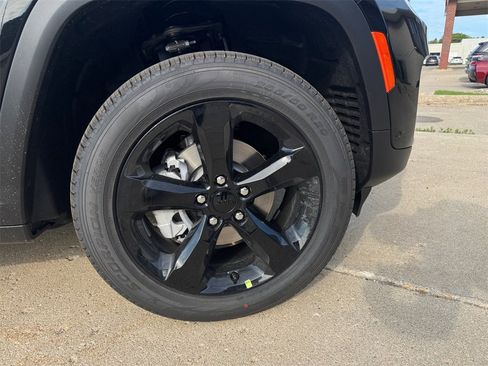 New 2025 Jeep Grand Cherokee Limited w/ Luxury Tech Group II image 16