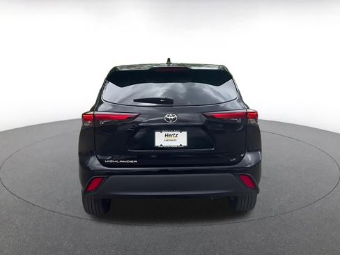 Used 2025 Toyota Highlander LE FWD image 12