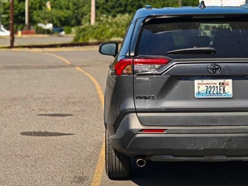 Used 2021 Toyota RAV4 LE w/ Carpet Mat Package (TMS) FWD image 7
