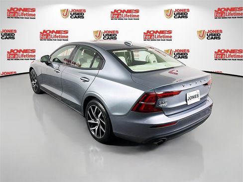 Used 2020 Volvo S60 T6 Momentum image 2