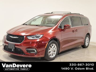 Used 2022 Chrysler Pacifica Touring-L w/ Uconnect Theater Family Group