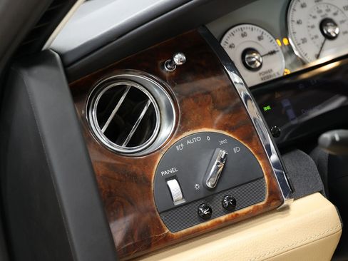 Used 2010 Rolls-Royce Ghost RWD image 21