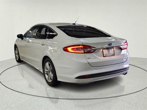 Used 2018 Ford Fusion SE w/ Fusion SE Technology Package image 4