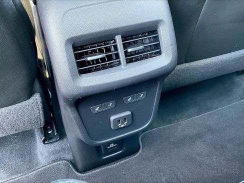 Used 2023 Chevrolet Equinox Premier image 10