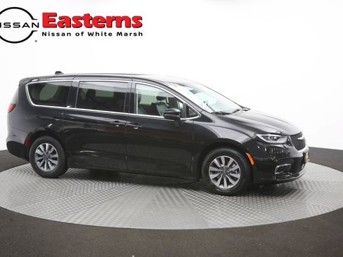Used 2023 Chrysler Pacifica Touring-L FWD image 49