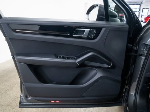 Used 2023 Porsche Cayenne w/ Premium Package image 16