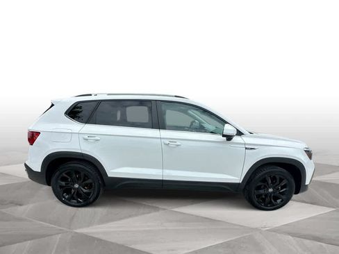 Used 2022 Volkswagen Taos SE w/ Panoramic Sunroof Package FWD image 9