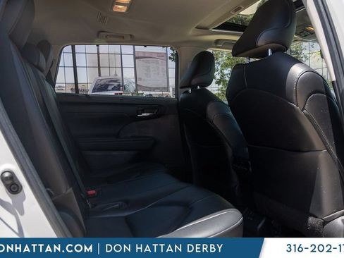 Used 2023 Toyota Highlander XLE FWD image 28