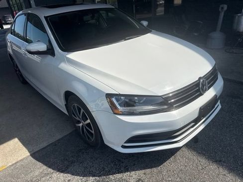 Used 2017 Volkswagen Jetta SE FWD image 2