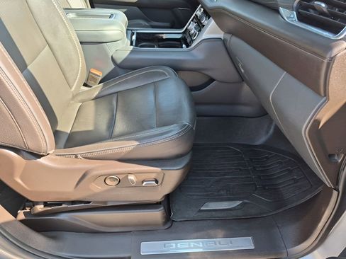 Used 2022 GMC Yukon XL Denali w/ Denali Premium Package image 16