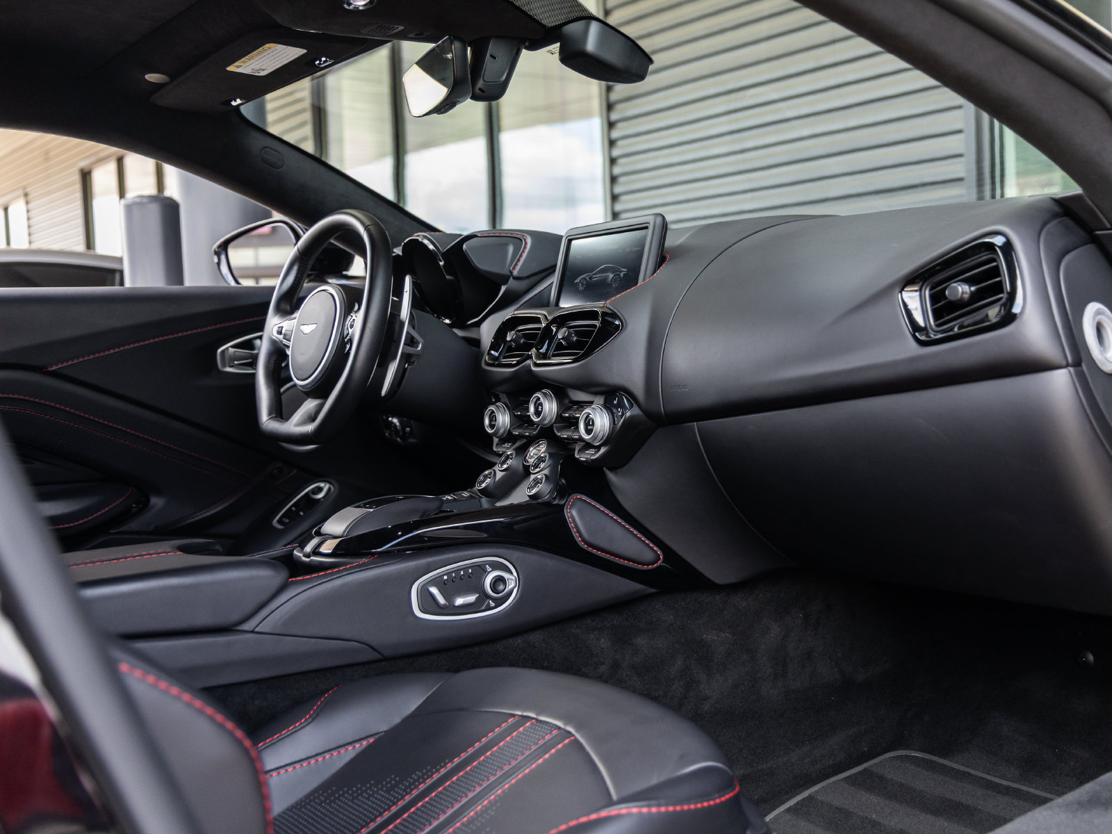 Used 2023 Aston Martin V8 Vantage Coupe RWD image 37