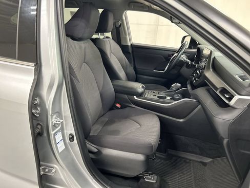 Used 2022 Toyota Highlander LE AWD/4WD image 23