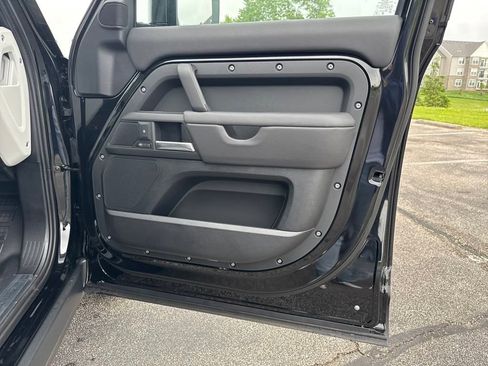 New 2025 Land Rover Defender 130 X-Dynamic SE image 15