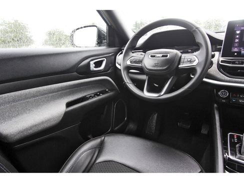 Used 2024 Jeep Compass Latitude AWD/4WD image 11