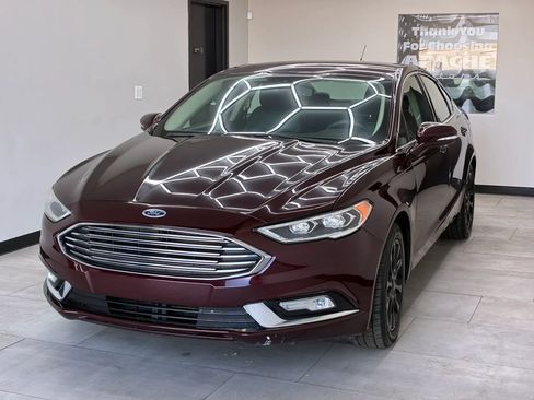 Used 2017 Ford Fusion SE w/ Fusion SE Technology Package FWD image 2