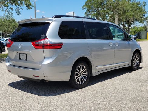 Used 2020 Toyota Sienna XLE w/ XLE Navigation Package FWD image 6