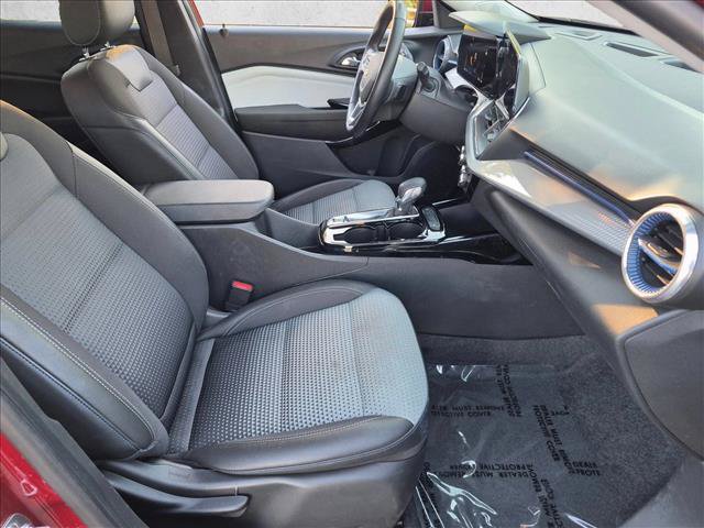Used 2025 Chevrolet Trax LT w/ LT Convenience Package FWD image 25