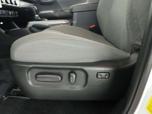 Used 2022 Toyota Tacoma SR5 w/ Technology Package image 10