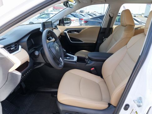 Used 2023 Toyota RAV4 Limited image 16