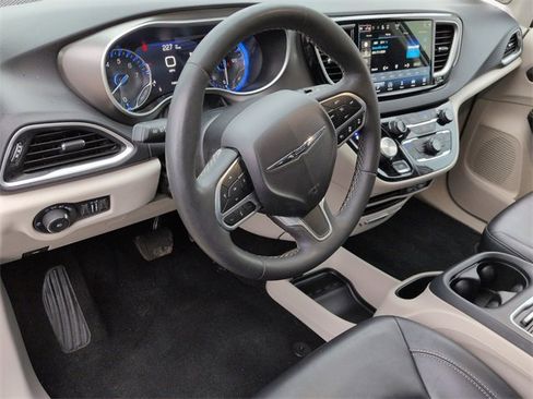 Certified 2024 Chrysler Pacifica Touring-L image 11