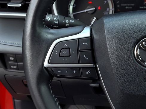 Used 2022 Toyota Highlander XLE image 25