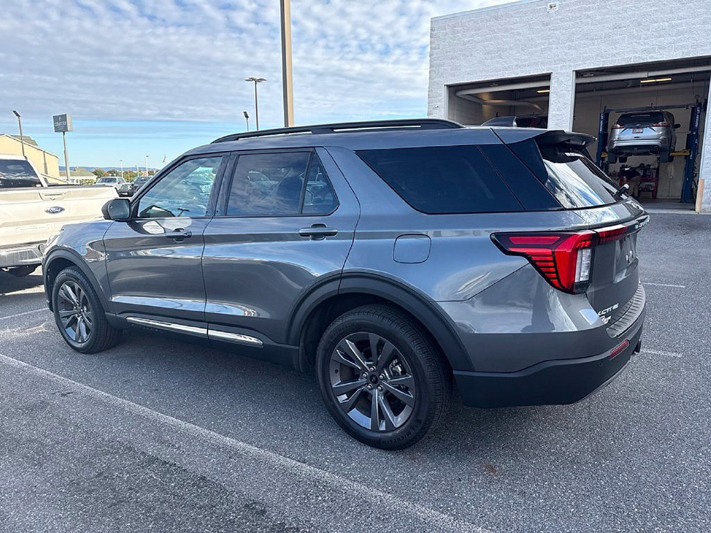 Used 2025 Ford Explorer Active w/ Active Comfort Package AWD/4WD image 3