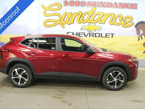 Used 2024 Chevrolet Trax RS w/ Sunroof Package FWD image 1
