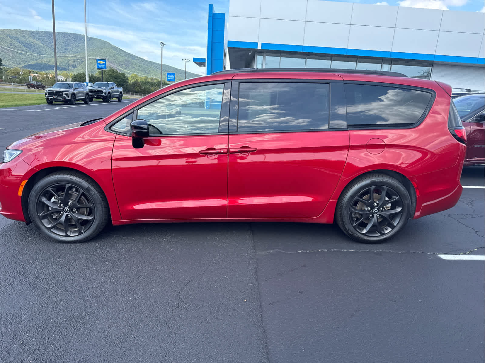 Used 2026 Chrysler Pacifica Limited w/ S Appearance Package FWD image 13