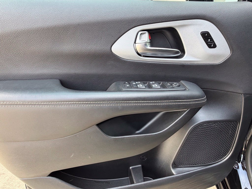 Used 2025 Chrysler Pacifica Limited FWD image 18