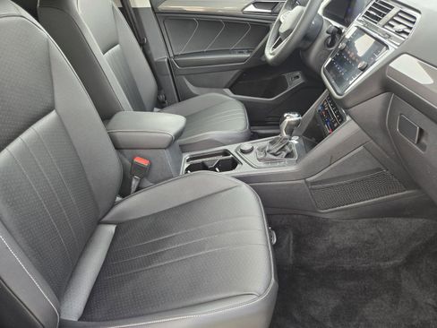 Used 2022 Volkswagen Tiguan SE AWD/4WD image 10