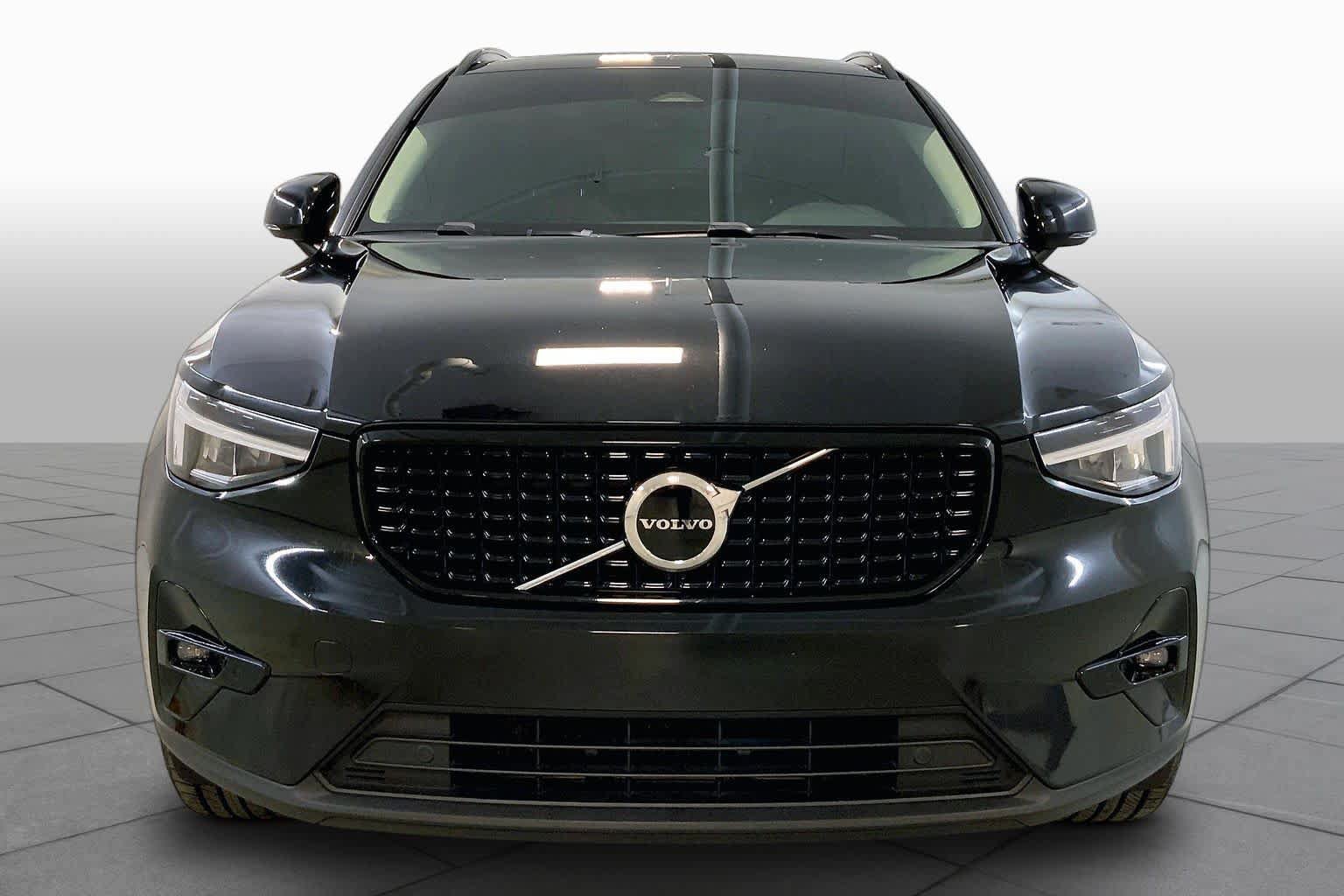 Used 2023 Volvo XC40 B5 Plus w/ Protection Package Premier AWD/4WD image 3