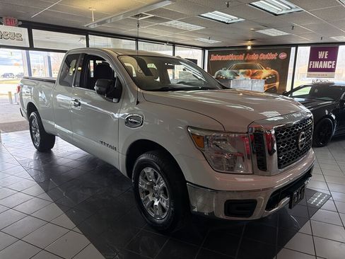 Used 2017 Nissan Titan SV image 4