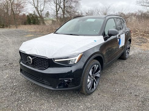 Used 2023 Volvo XC40 B5 Plus w/ Protection Package Premier AWD/4WD image 4