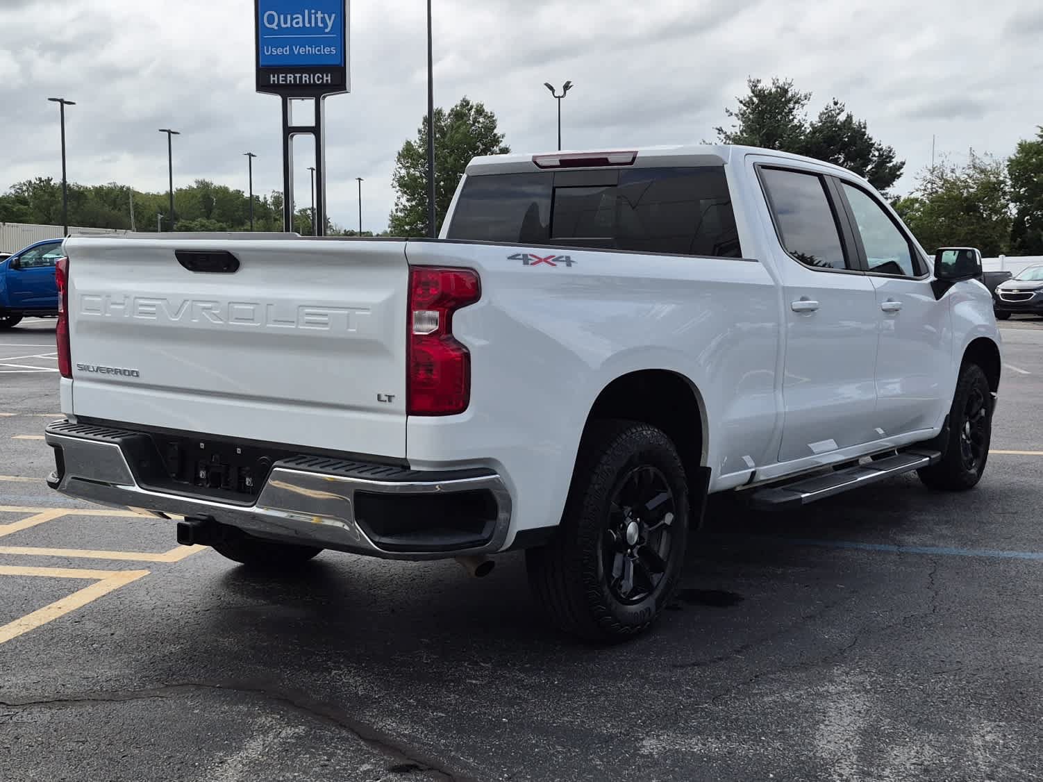 Used 2023 Chevrolet Silverado 1500 LT w/ Leather Package AWD/4WD image 4