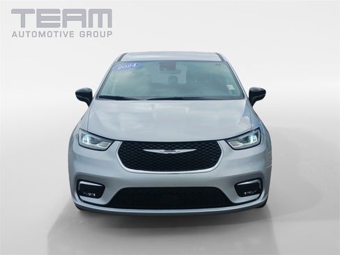 Used 2024 Chrysler Pacifica Touring-L image 2