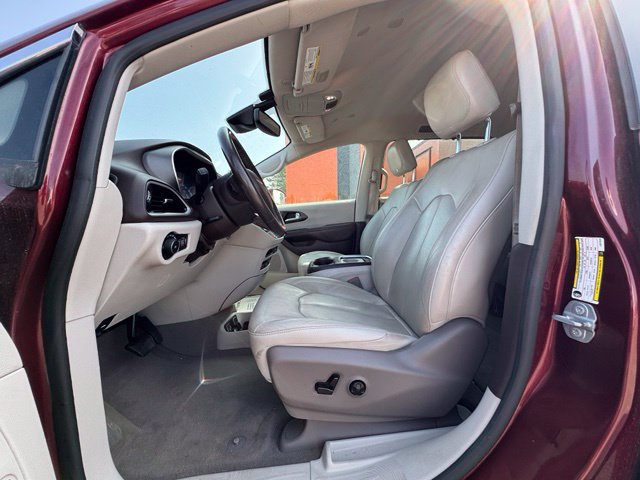 Used 2020 Chrysler Pacifica Touring-L Plus w/ Tire & Wheel Group FWD image 10