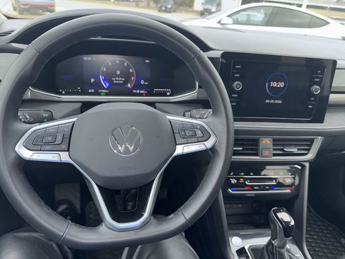 Certified 2025 Volkswagen Taos SE AWD/4WD image 15