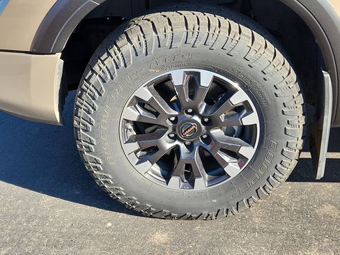 Used 2021 Nissan Titan PRO-4X w/ Pro-4x Convenience Package image 8