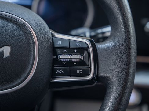 Used 2024 Kia Carnival LX image 30