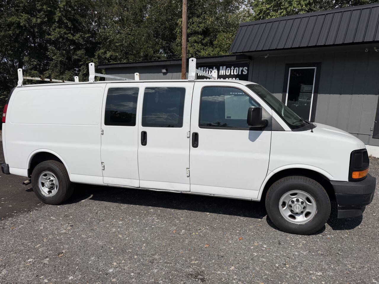 Used 2017 Chevrolet Express 3500 Extended RWD image 1