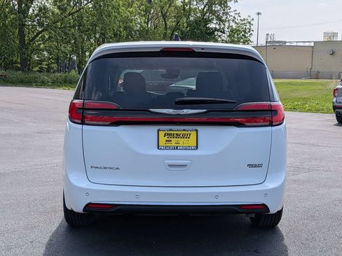Used 2023 Chrysler Pacifica Touring-L FWD image 6