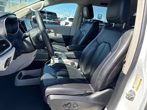 Used 2023 Chrysler Pacifica Touring-L FWD image 10