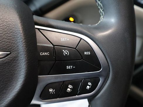 Used 2022 Chrysler Pacifica Touring-L image 32